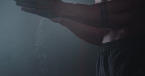 Zbliżenie szczegóły pełne ręce w proszku krzyż fitness koncepcja dopasowanie ciała facet przygotowuje się do intensywnego treningu — Wideo stockowe