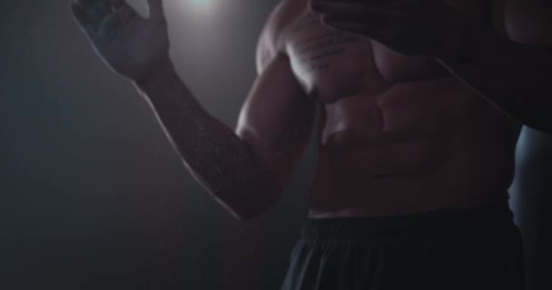Fit-Body-Konzept eines Typen in einem Cross-Fitness-Kurs bekommen etwas Puder in die Hände und fertig, um das intensive Training zu beginnen — Stockvideo