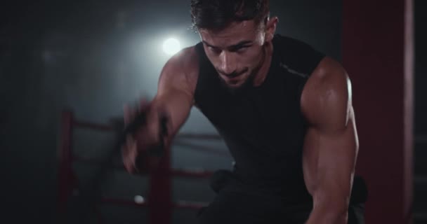 Närbild vackra atletisk kille har en hård träning utbildning öva Cross Fitness klass han gör övningar med rep — Stockvideo