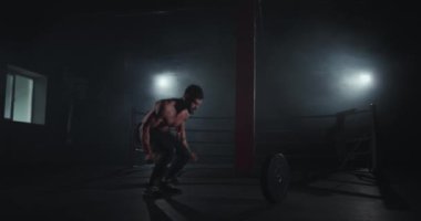 Cross fitness çok güçlü adam çapraz fitness egzersizleri pratik sert egzersiz yapıyor Çekici atletik adam