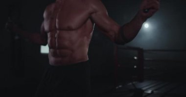 Mükemmel bir abs ve pazı bir çapraz fitness sınıfında ip üzerinden atlama kas adam dolu Ayrıntıları closeup