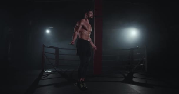 Bir kas vücut ile iyi görünümlü adam çapraz fitness sınıfında egzersizleri yapıyor sert bir ip kullanarak atlama — Stok video