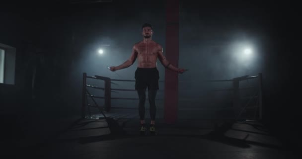 Athletic Guy hoppning koncentrerad med rep han har en hård och intensiv träning träning framför kameran — Stockvideo