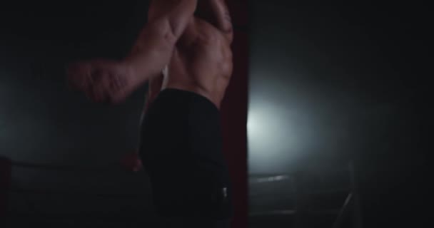 Mendekat ke kamera melompati pria atletik tali dengan tubuh yang kuat dan otot — Stok Video