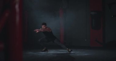 Bir çapraz fitness sınıfında karizmatik atletik adam için vücut egzersizleri germe o profesyonel siyah spor giyen rahat bir egzersiz var