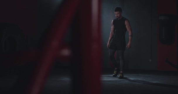 Athletic komolyan az ember nyúlik a test előtt edzés egy kereszt fitness osztályban, akkor készülj fel egy intenzív edzés — Stock videók