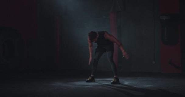 Aerobic övningar för en atletisk man med en vältränad kropp i en cross Fitness klass han gör sig redo att starta en hård träning träning — Stockvideo