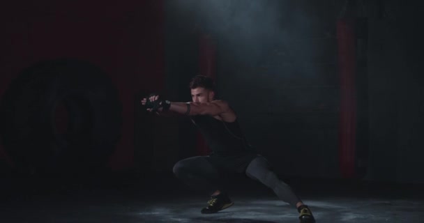 Genial athletischer Kerl, der seine Beine streckt, bevor er sein intensives Workout in einem Cross-Fitness-Kurs beginnt — Stockvideo