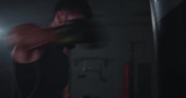 Koyu renk beden eğitimi sınıfındaki yakın plan boksör yoğun bir egzersiz ve Crossfit konsepti var.