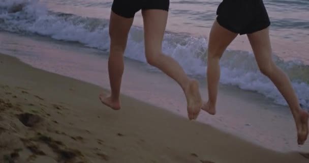 Részletek közelkép hölgyek fut együtt a strandon, csodálatos táj kilátás élvezi a pillanatot — Stock videók
