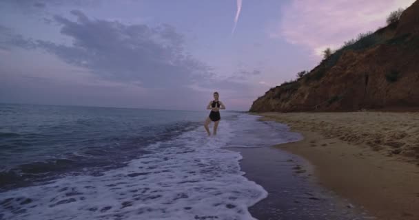 Dame sportive profitant du moment au milieu de la plage faisant des poses de yoga méditation concentrée relaxant son esprit et son corps — Video