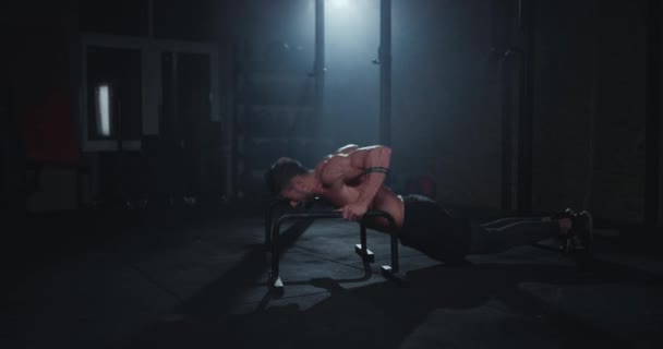 Hårt träningspass för en kroppskille i ett cross fitness-klass komplex av övningar för biceps och triceps, arbetar hårt för att göra hårda muskler — Stockvideo