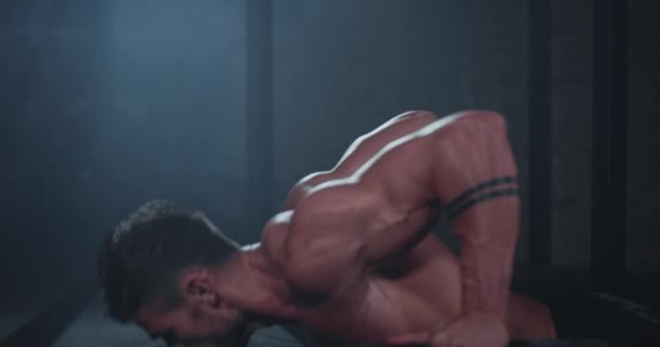 A modern kereszt fitness osztály közelsége a kamera erős test srác, hogy push-up és keményen dolgozik kap izzadás — Stock videók