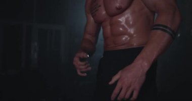 Yoğun bir antrenmandan sonra koyu renk vücut geliştirme sınıfındaki tatlı karın kaslarının ayrıntıları.