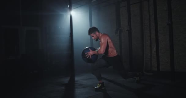 Cross fitness koncepció testépítő férfi egy tökéletes test ő edzés intenzív segítségével labdát a has gyakorlatok kap izzadás — Stock videók