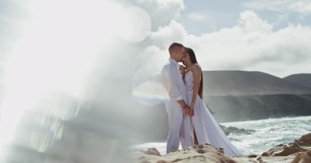 Χαρισματικό ζευγάρι πολύ ρομαντικό στη μέση του καταπληκτικού τοπίου με τη θάλασσα και το βουνό απολαμβάνοντας το χρόνο μαζί — Αρχείο Βίντεο
