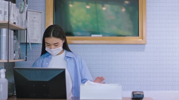 Asiatin mit Schutzmaske vor der Kamera beim Vorbereiten einer Schuhschachtel und Scannen des Coronavirus in Quarantäne 2019 — Stockvideo