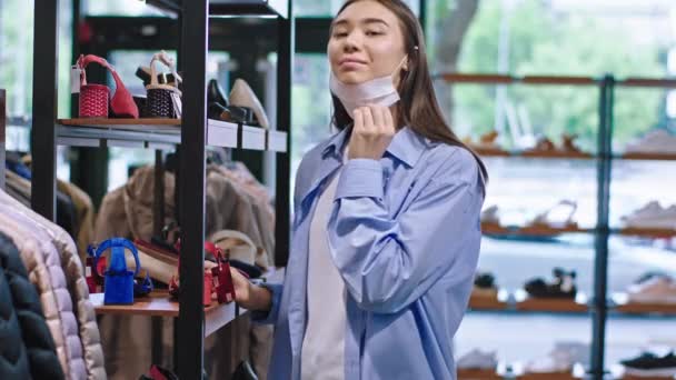 Portret van een dame aziatische blik ze hebben een winkeldag in een schoenenwinkel ze kijkt recht naar de camera en glimlach mooi — Stockvideo