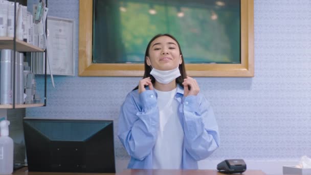 Bella giovane donna con un grande venditore di sorrisi guardando direttamente la fotocamera togliersi la maschera e sentirsi felice concetto di Coronavirus 2019 — Video Stock