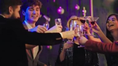 Gülümseyen iri kadınlar ve yakışıklı erkekler doğum günü partisinde hep birlikte tezahürat yaparlar. Heyecanlı ve mutlu olmanın tadını çıkarırlar. ARRI Alexa Mini 'de çekilen
