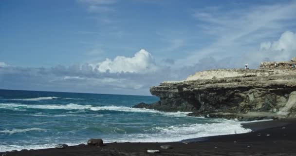 Splendida vista sul paesaggio accanto al mare con spiaggia nera e scogliere incredibili — Video Stock