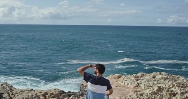 Meravigliosa vista sul paesaggio con grandi rocce bianche un ragazzo seduto e guardando attraverso la vista godendo il tempo all'aria aperta — Video Stock