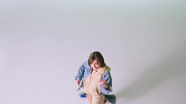 Joyeuse danseuse avec une souffleuse aux cheveux courts devant la caméra dans un studio de fond blanc — Video