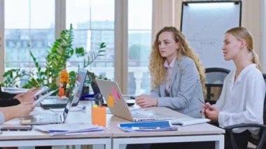 Ofis çalışanları ve yöneticileri günün ortasında bazı liderlik fikirleri ve stratejik iş planlarını tartışan bir konferans düzenliyorlar. ARRI Alexa Mini 'de çekilen