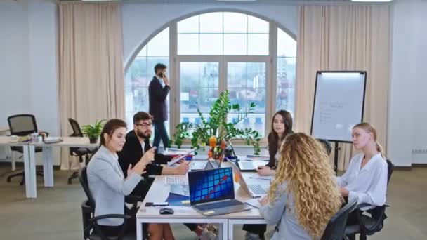 .Dans un grand bureau avec une vue panoramique groupe d'employés de bureau et de gestionnaires d'analyser et de discuter d'un nouveau projet d'entreprise — Video