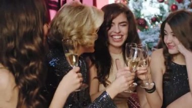Noel partisinde kanepenin üzerinde kameraya yakın duran güzel, gülümseyen büyük hanımlar sosyalleşiyorlar ve o kadar mutlular ki ellerinde köpüklü şarap kadehleri tutuyorlar. ARRI Alexa Mini 'de çekilen