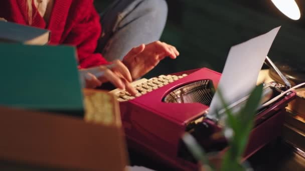 Λεπτομέρειες όμορφη κυρία δακτυλογραφεί κάτι στη γραφομηχανή που είναι συγκεντρωμένη δακτυλογράφηση στη βιβλιοθήκη — Αρχείο Βίντεο
