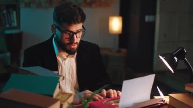 Kütüphanedeki öğrenci online kursuna gidiyor. Bilgisayara bir şey yazıyor ve bir uçakla oynuyor.