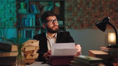 Kütüphanede daktilo üzerinde çalışan yakışıklı zeki bir adam. Konsantre olmuş, biraz bilgi yazmış.
