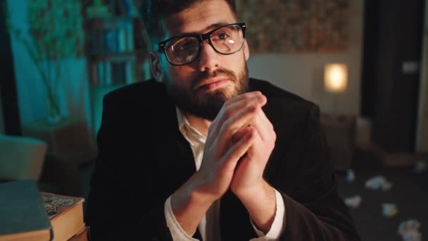 Charismatic man with eyeglasses in front of the camera have a tired and thinking face at the end of the work day in the office he continue to type on the typewriter — Stock Video