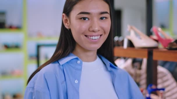 Journée shopping dans un magasin de chaussures jolie dame avec un grand sourire regardant droit à la caméra portrait très excité gros plan — Video