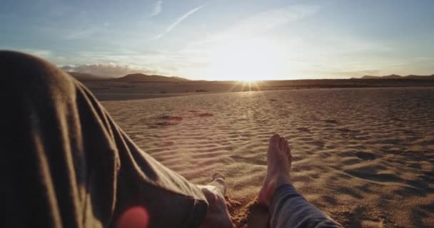 Ontspannen tijd voor een man bij zonsondergang in het midden van het witte strand hij chill en gevoel ontspannen — Stockvideo