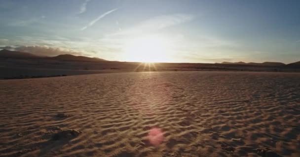 Csodálatos táj elfog napnyugtakor keresztül a fehér tengerparton — Stock videók
