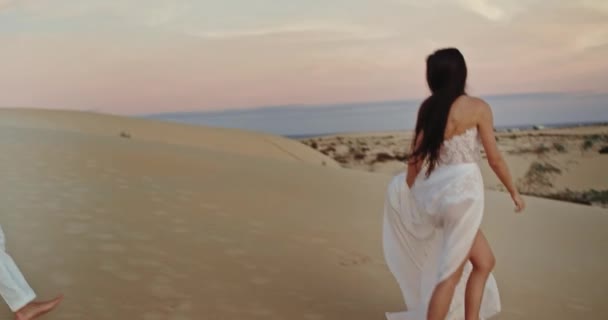 Señora de aspecto perfecto y su pareja en la playa romántica pasar tiempo juntos caminan. 4k — Vídeo de stock