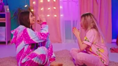 Kızların yatak odasında harika bir atmosfer var. İki güzel pijamalı komik bayan ellerle oynarken ve sohbet ederken iyi vakit geçiriyorlar. ARRI Alexa Mini 'de çekilen