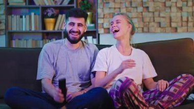 Akşamları mutlu, karizmatik bir çift televizyon izliyor ve bol bol gülümsüyor sohbet ediyor ve iyi vakit geçiriyorlar. 4k