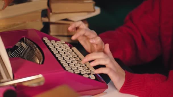 Detalles rosa máquina de escribir dama escribiendo algo en la máquina en la biblioteca — Vídeos de Stock