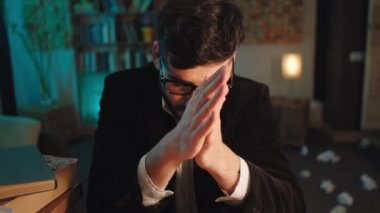 Kameranın önünde, karanlık bir ofiste daktiloda daktilo yazan adamın düşünceli ve yorgun bir yüzü var. ARRI Alexa Mini 'de çekilen