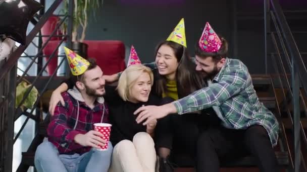 Fiesta de cumpleaños celebrando grupo de estudiantes multiétnicos en la universidad disfrutando de la mamá celebrando la fiesta que se sienten felices — Vídeos de Stock