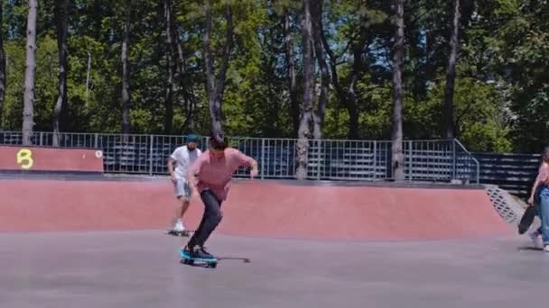 Zonnige dag in een urban skate park groep vrienden skateboarden en een goede tijd samen doorbrengen. Neergeschoten op ARRI Alexa Mini — Stockvideo