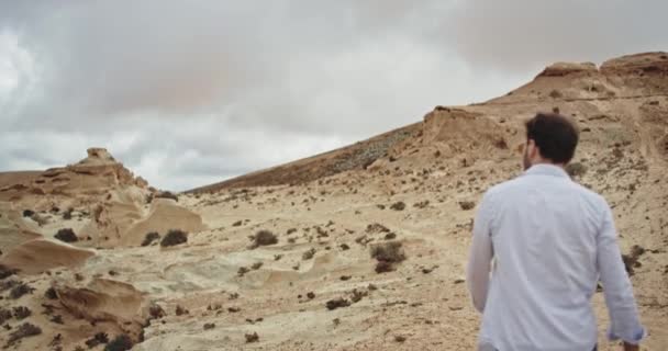 Mann wandert durch die Felsen Seite in erstaunlichen Landblick genießt er die schöne Seite der Natur — Stockvideo