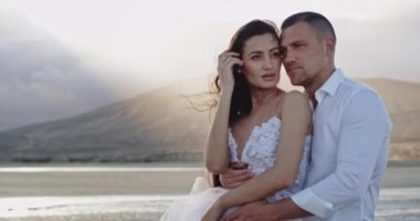 Kameraman ve kadının birbirlerine sarılmaları harika bir yer ve uçurumlar dışında çok romantikler.