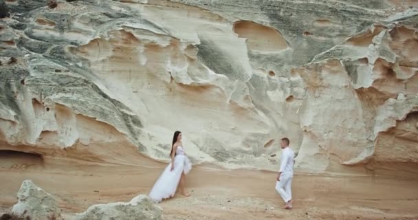 Hermosa pareja muy romántica sensación emocionada en increíble vista del paisaje que se sienten en el amor — Vídeo de stock