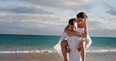 Çok romantik bir çift deniz kenarında birlikte seyahat ederler. Birlikte çok heyecanlı vakit geçirmekten hoşlanırlar. 4k