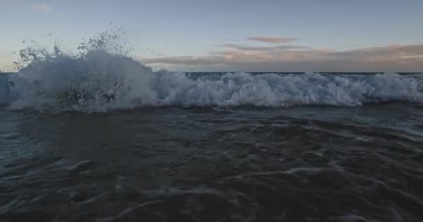 Удивительный вид на море перед камерой в солнечный день лета — стоковое видео