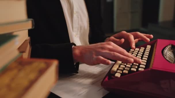 Eco máquina de escribir en un tipo de biblioteca escriba algunos detalles de texto — Vídeos de Stock